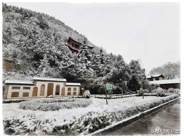 11月30日,泾川县普降瑞雪,整个泾川县城及王母宫山银装素裹,异常美丽