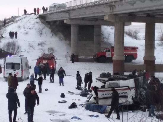 俄罗斯一客车从6米高桥梁坠落已致19人死亡