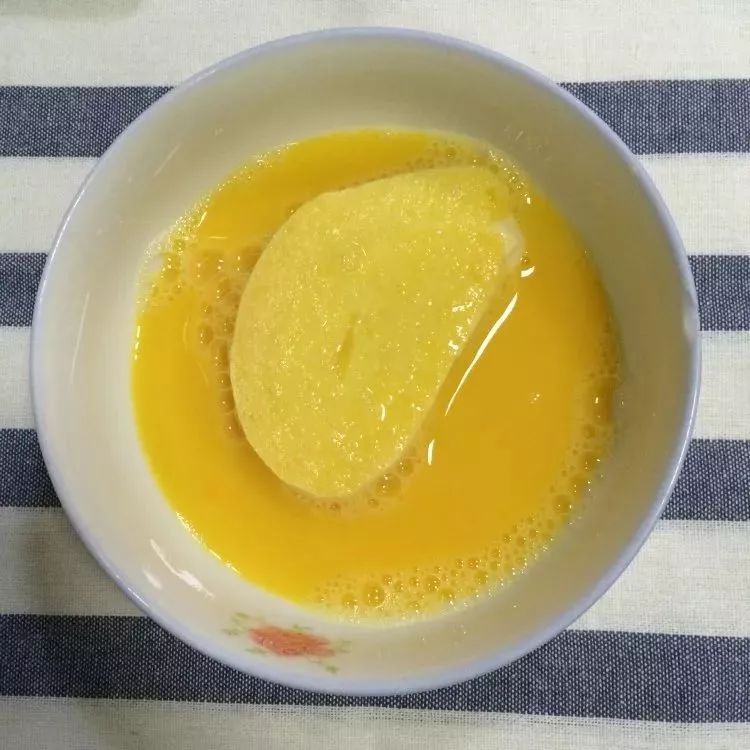 馒头裹上鸡蛋液,轻轻一炸,就是一道美味的早餐