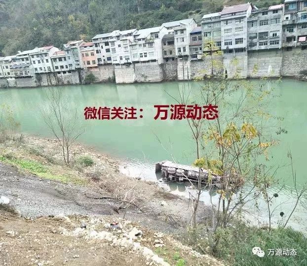 万源大竹镇一重型大货车翻下了河