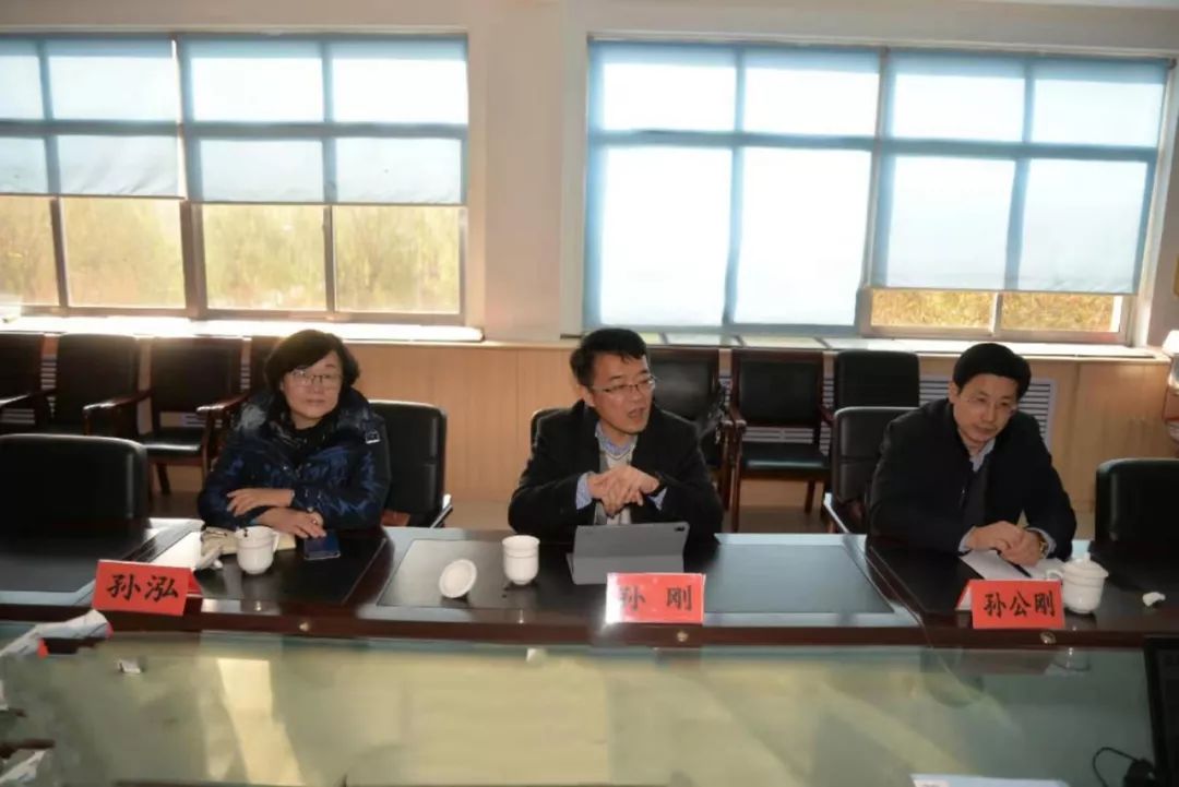 青岛市教科院副院长孙刚为平度开发区高中名师工作室授牌