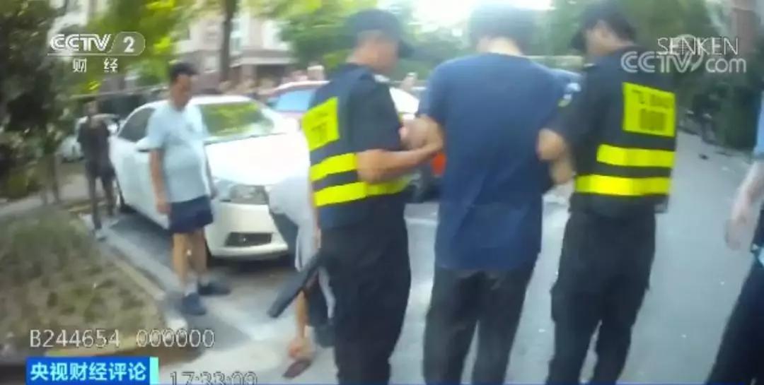 央视财经评论丨从14楼扔手机、水果刀！上海一男子获刑一年！法律为何这么判？