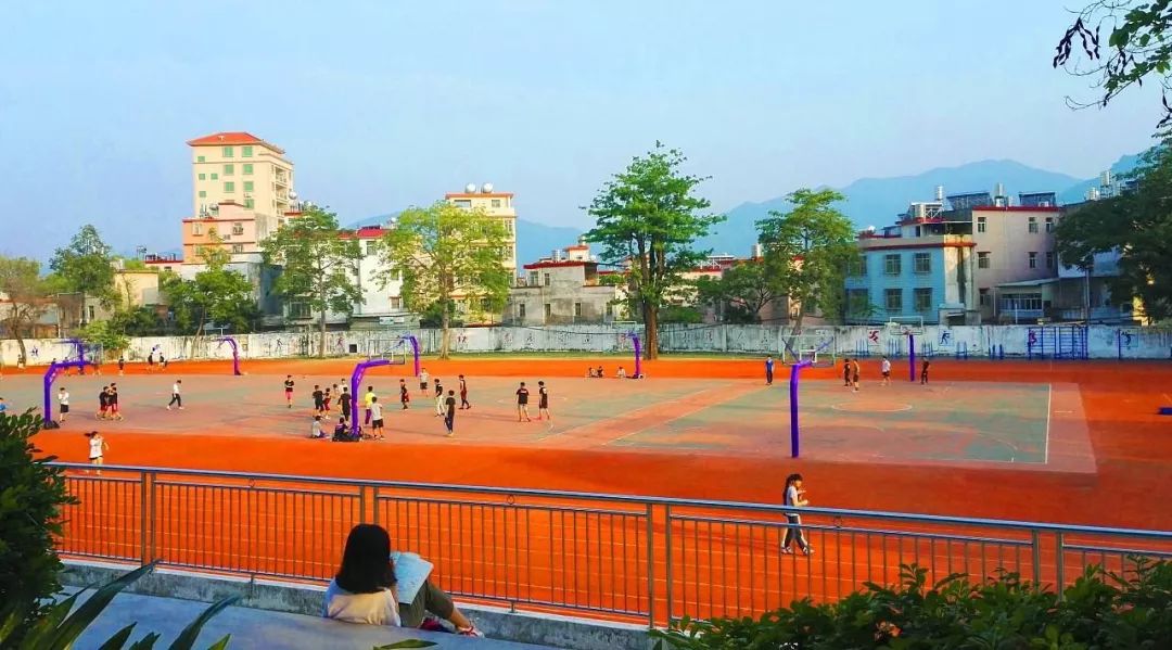 深圳市沙井中学创建于1956年,国家级示范性普通高中.