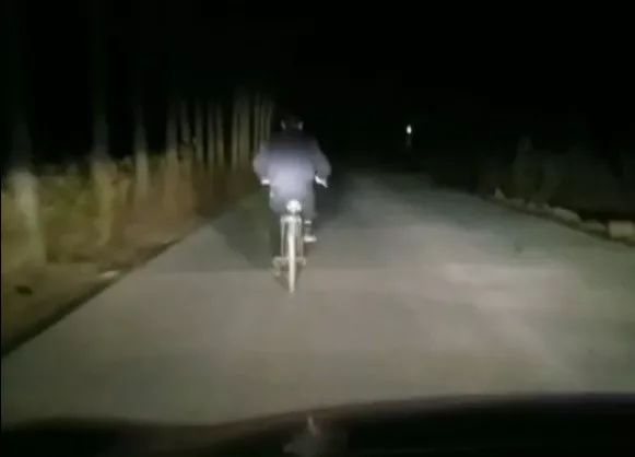 凌晨的乡间小路，警察骑着自行车一路狂奔……
