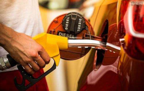 国际油价暴跌近5%，一切才刚刚开始？