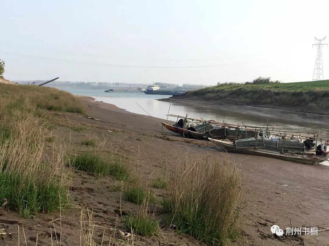 沮漳河出口出口不远的江边儿童沮漳河龙洲垸