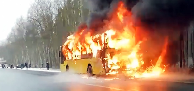俄罗斯一公交车起火司机救下50名乘客（图）