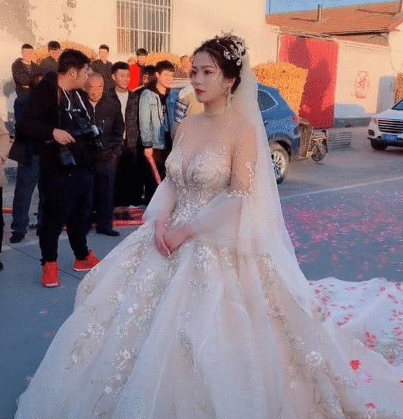 新娘穿婚纱视频_新娘婚纱图片