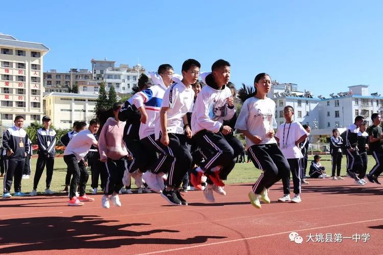 赛场上运动员挥洒汗水,赛场下老师和学生们都在为运动会出着自己的一