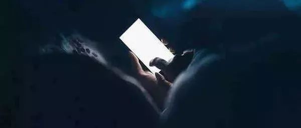暗处看手机对眼睛危害有多大 2af426a1cf394bd2a6d47d53c9fd0434.jpeg