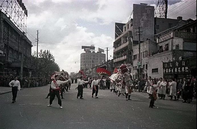 1949年解放后的上海街景一角,庆祝胜利的游行活动.