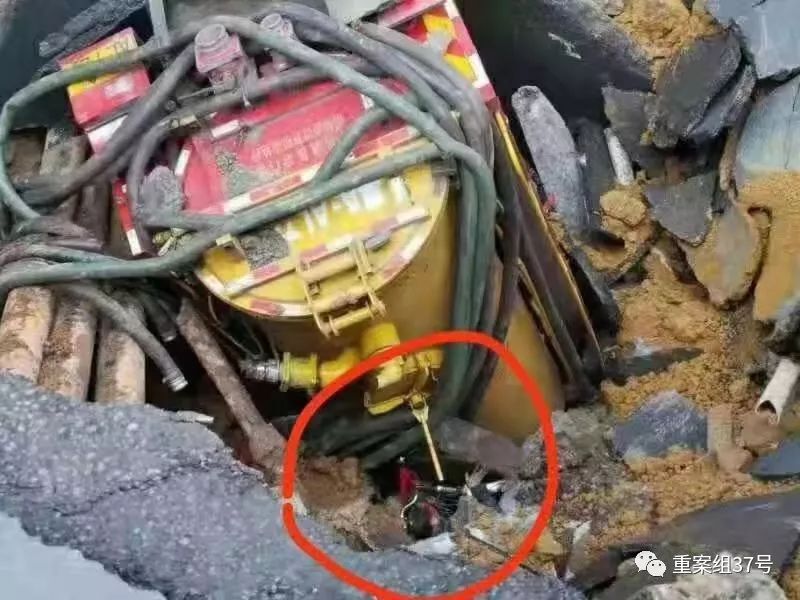 广州地陷3人被困:家属曾目睹坑洞扩大,车辆深