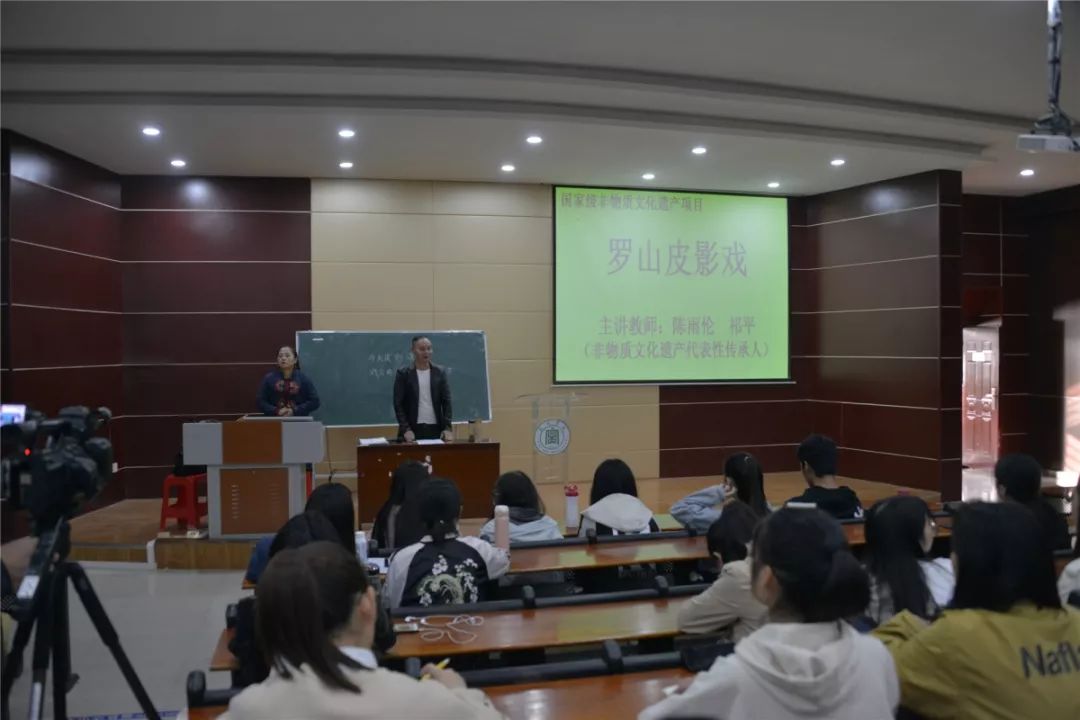 皮影戏代表性传承人陈雨伦,祁平来校授课一,学校高度重视优秀传统文化