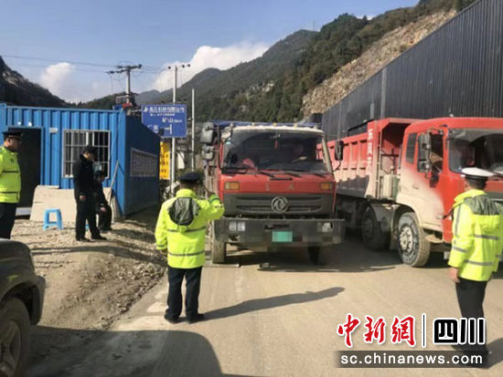 北川：重型货车超载33吨强行冲关驾驶员既被罚款又被行拘