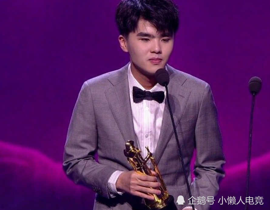 LWX和2个亲姐姐拍合影照,表情像一个憨憨,亲