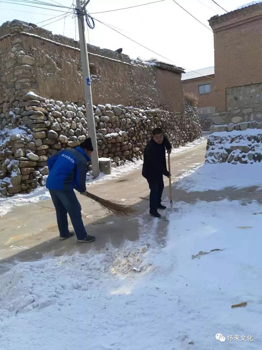 点滴民生事党群鱼水情看孙庄子乡各村干部带领群众清扫积雪有感