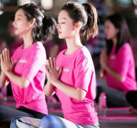 李沁亚新体育在私人豪华室练瑜伽身材长相太美了被称为最美瑜伽女神(图3)