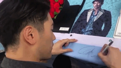 川东在线 娱乐 正文  2019年8月,粉丝探班高以翔,带了横幅让他签名.
