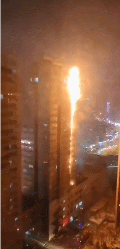沈阳一住宅区两栋高层居民楼突发大火，人员伤亡情况不明