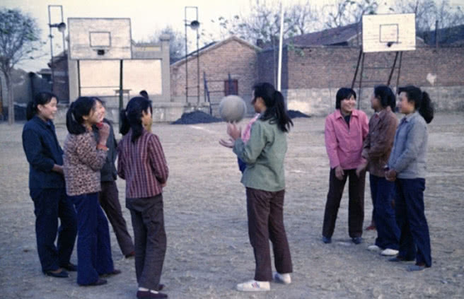 八十年代中国经典历史老照片:图为一群初中生在学校的操场上打篮球.
