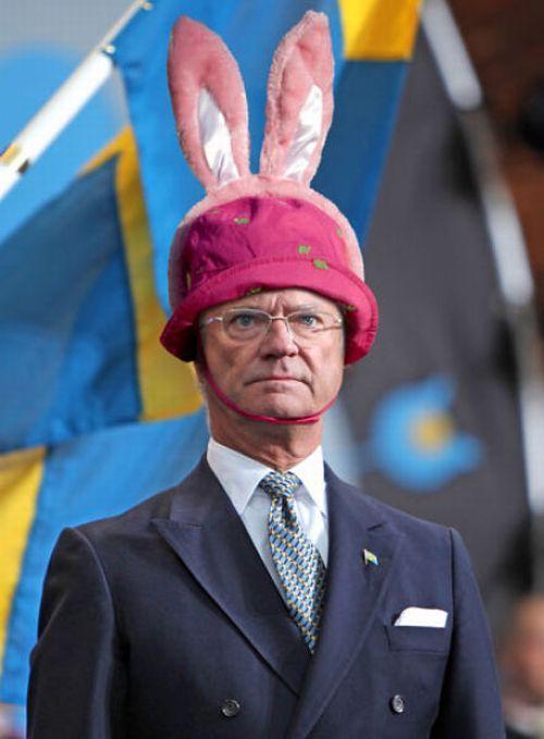 73歲瑞典國王超怪穿搭癖好，超愛帶兔耳朵!穿西裝也要搞怪 熱門 第2張