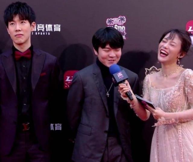 全明星小钰采访rookie露出"姨母"般的笑容,theshy表情亮了
