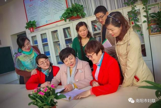 为师生的幸福躬身践行——记南阳市第十七小学校长叶琴