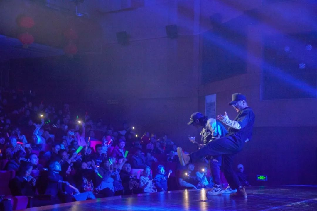 音乐现场图片 86d6029fb47246a78865298973363086.jpeg