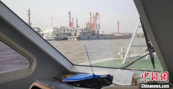 上海海警局连续查获两起海洋非法倾倒案件