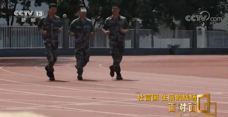 为什么要写“永远前进”？杜富国：“因为我不向后看”