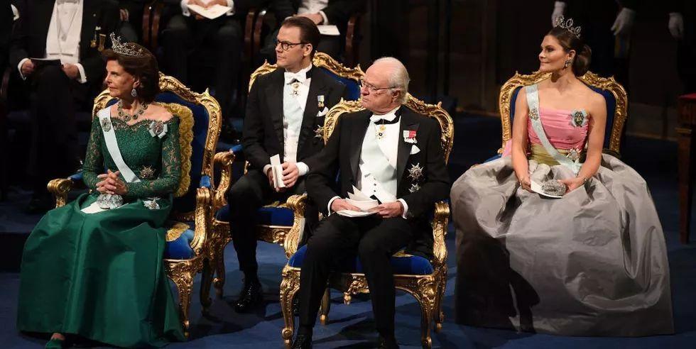 73歲瑞典國王超怪穿搭癖好，超愛帶兔耳朵!穿西裝也要搞怪 熱門 第1張