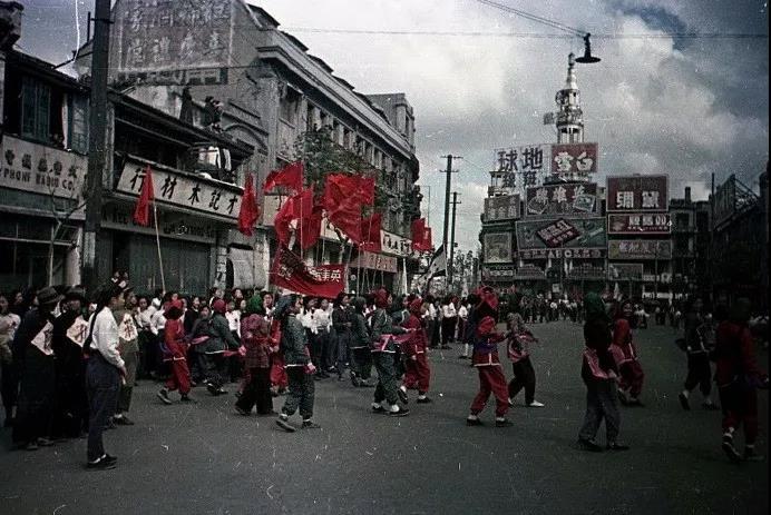 1949年解放后的上海,庆祝胜利的表演,唱歌,跳舞庆祝来之不易的和平.