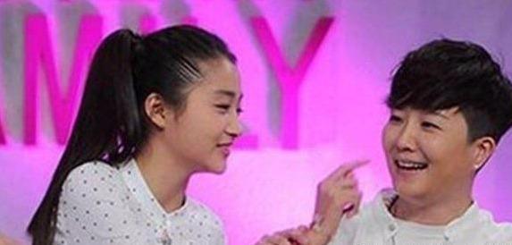 关晓彤被父母捧成大明星,而亲姐姐却在卖拉面