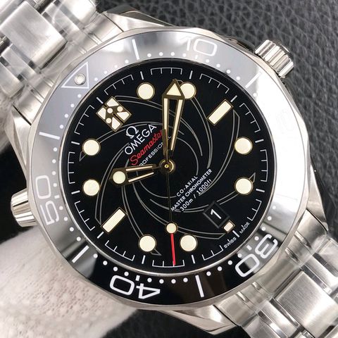 品鉴vs欧米茄海马300系列女王密使007限量腕表
