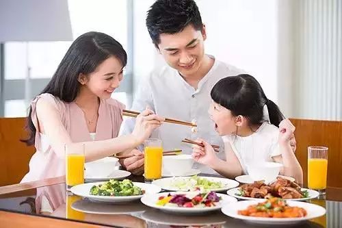 八个人围着圆桌就餐猜成语_圆桌就餐座次示意图(3)