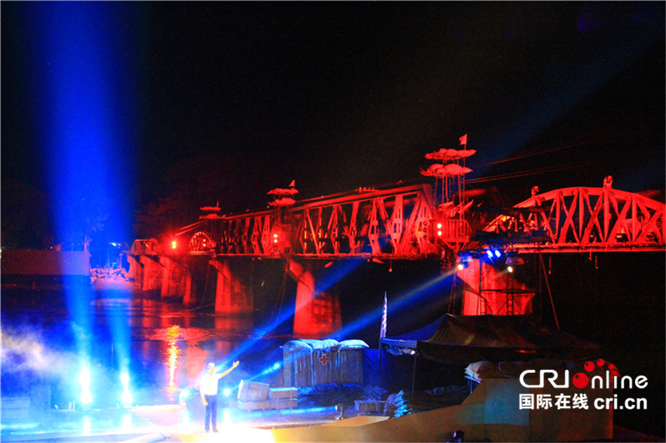 重现二战历史，桂河大桥年度灯光焰火秀精彩上演_铁路