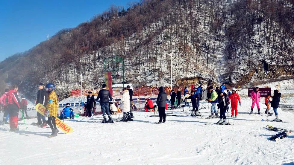 中原首家栾川伏牛山滑雪度假乐园开启中原首滑日