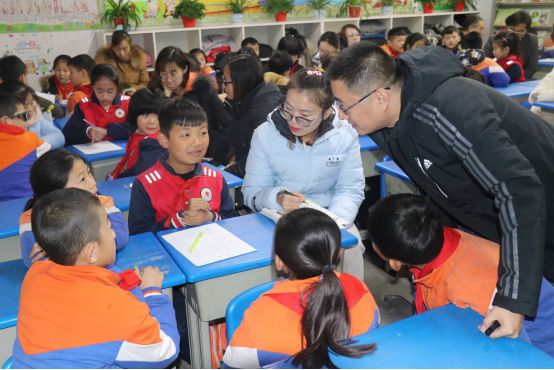 怎么介绍学校的老师 b3bd1942bea4464799c2cd367f5e17fb.jpeg