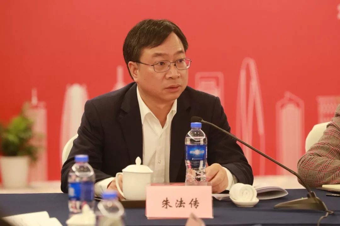 区委常委,副书记朱法传致欢迎辞 省人大常委会相关工作机构负责人在