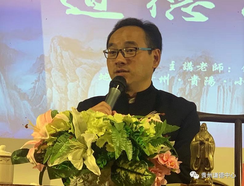 钟老师讲座现场"道德讲堂"经典流通处自愿做礼仪引领的义工学员钟中