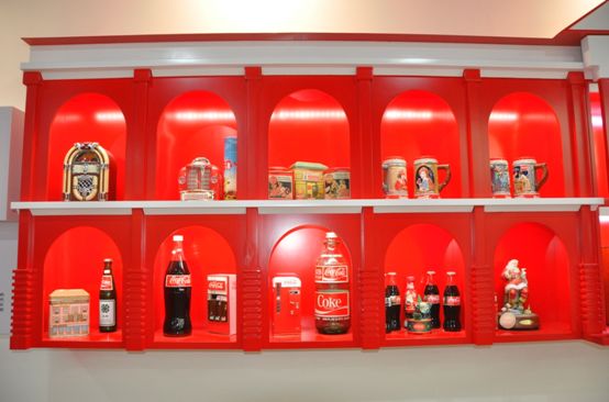 在"可口可乐博物馆,映入眼帘的是一张张可口可乐的图片,一件件可口