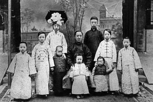 「弟弟」亲弟弟却很争气，生下的儿子都是国家栋梁，溥仪一生无儿无女