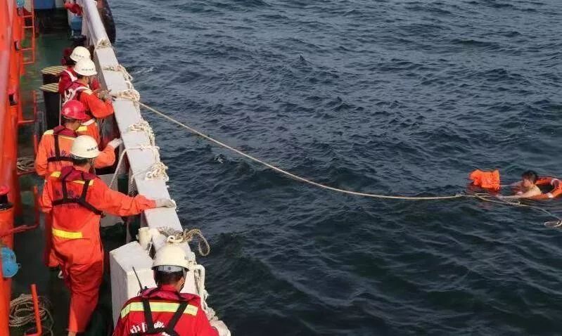 海上碰撞致对方船员落水,不救助而逃离现场可