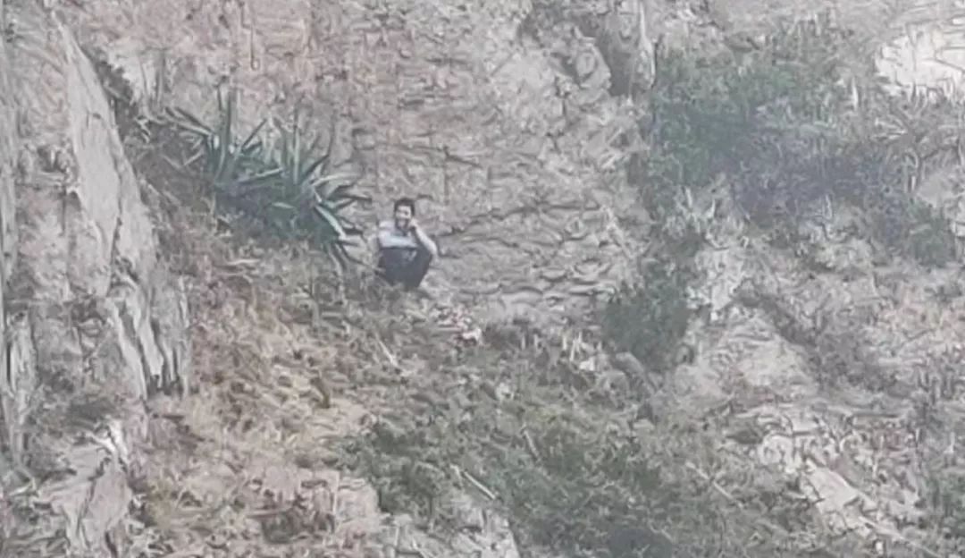 台州一男子酒后爬上海边百米悬崖，双腿发抖直喊"救命"
