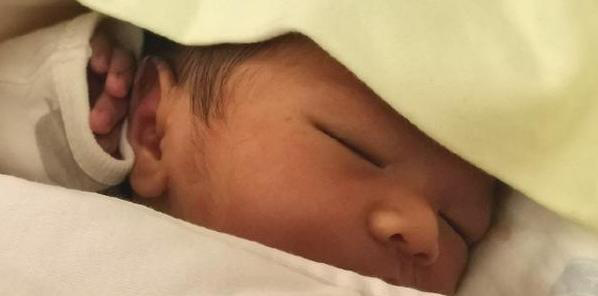 婴儿几个月可以看出长相 e49bb50cdec446e7a1720ec00883e02e.png