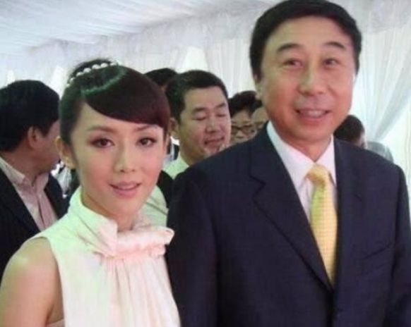 冯巩老婆照片被曝,明明是夫妻却像是父女?网友:难怪隐藏36年