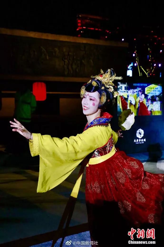 90后不倒翁小姐姐抖音爆火视频播放159亿网友她一个人带火了整个西安