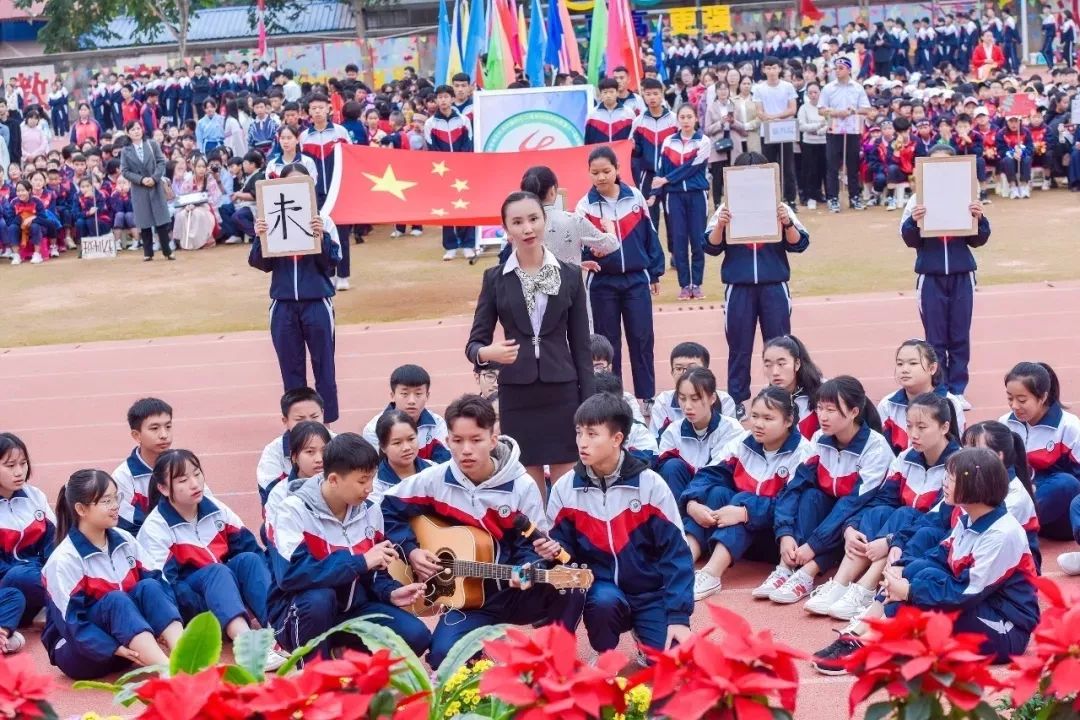 身披彩装,排着整齐的步伐 出现在勐腊县第一中学的运动场上 六个年级