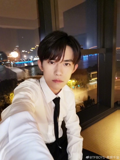 易烊千玺的视频 17b5a4c6e6c74642b4e523f8115de617.jpeg