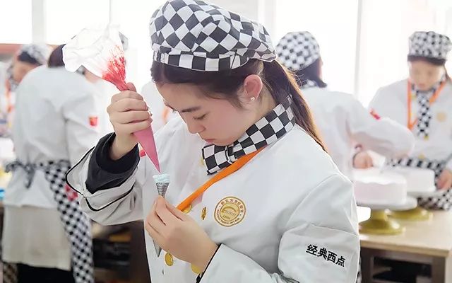 k1体育平台k1体育app面包女生迷上西点的三大理由好前途还差你一个！(图4)